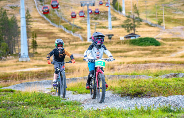 Ylläksen bike parkissa näkyy ammattitaito, tyyli ja laatu, ja sen takia keskus pääsi nostamaan Vuoden Bike Park 2024 -palkinnon.