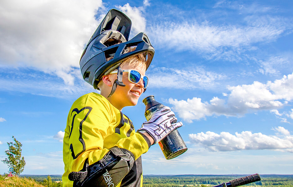 Alamäkipyöräily on mainio koko vauhdikkaan perheen yhteinen harrastus.
