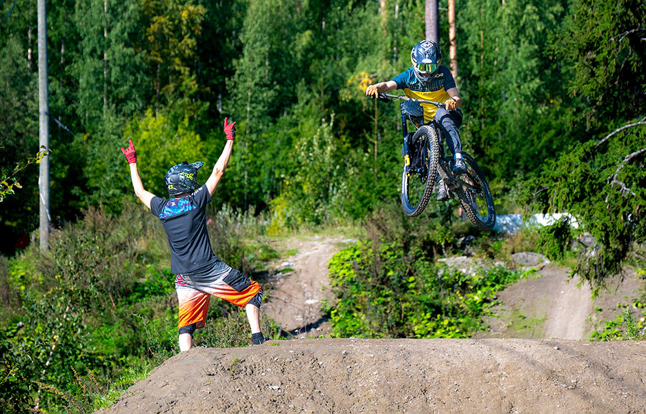 ”Laajiksessa on se hyvä puoli, että reiteiltä löytyy mahdollisuuksia rauhalliseen tutustumiseen. Vauhtia voi sitten kasvattaa taitojen karttuessa”, sanoo Laajiksen kantaporukkaan kuuluva Hannu Pohjolainen (kuvassa vasemmalla).