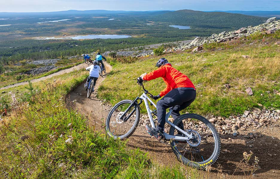 Levillä on jo vuosia pyöräilty myös alamäkeen. Kesällä 2024 tunturissa alkaa kehitysprojekti, jonka tarkoitus on nostaa Levin maastopyöräilytarjonta uudelle tasolle.