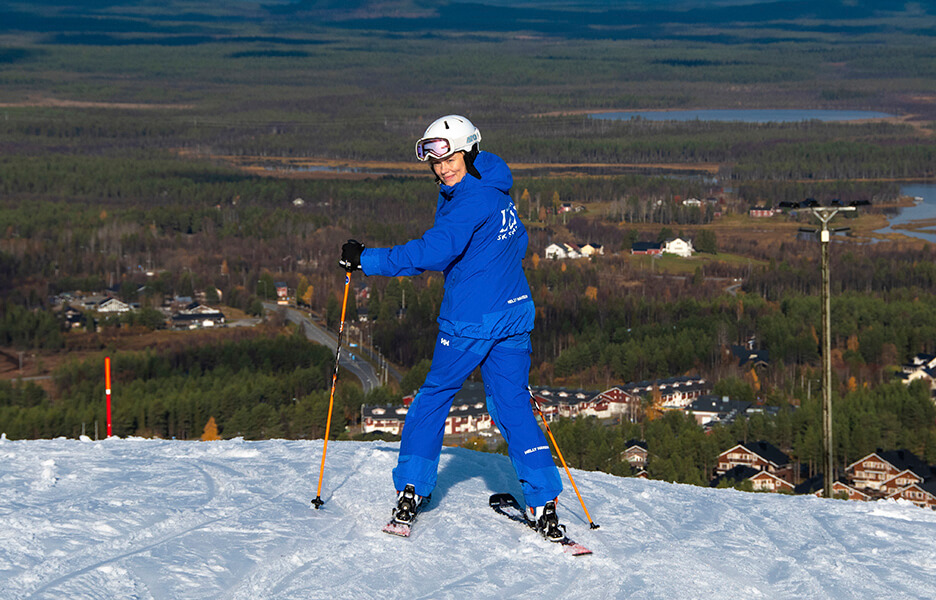 Ensimmäinen lasku on aina juhlahetki. ”Alkuun peruslaskuja ja tuntuman hakua”, kuului Levin hiihtokoulun Minna Nevalaisen suunnitelmat.