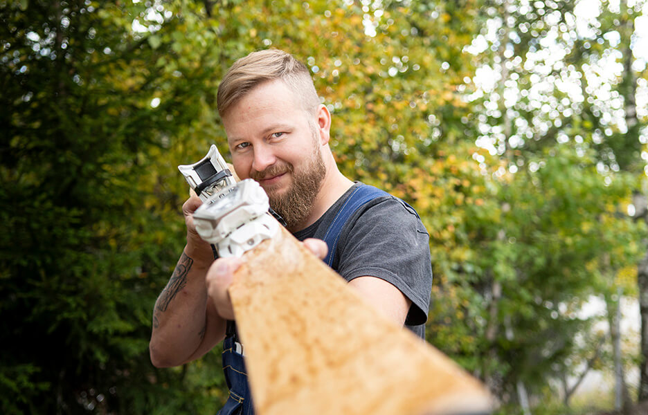 Suksiseppä Jani Ahvenainen valmistaa ystävineen suomalaisia laskettelusuksia. Pusu, eli Puuppolan Suksi, on kaunis sivakka.