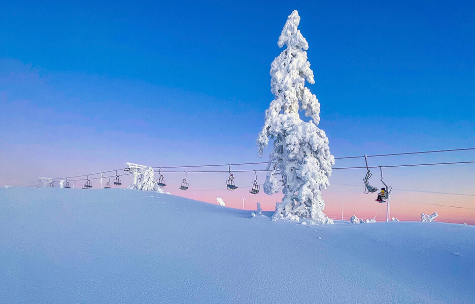 Älä tuhraa hyvää laskuaikaa lippuluukulla, vaan hanki hissilippu etukäteen. Kuva: Saariselkä