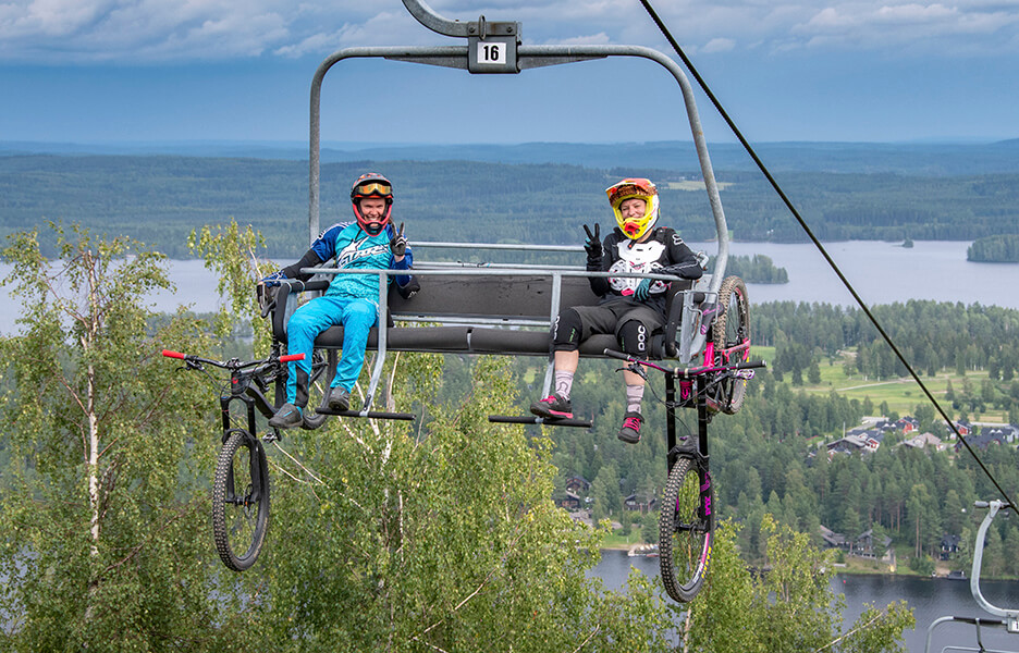 Alamäkiajo ja enduropyöräily sopivat mainiosti laskettelijoiden ja lautailijoiden kesään. Tahkolla mäen päälle noustaan tuolihissillä