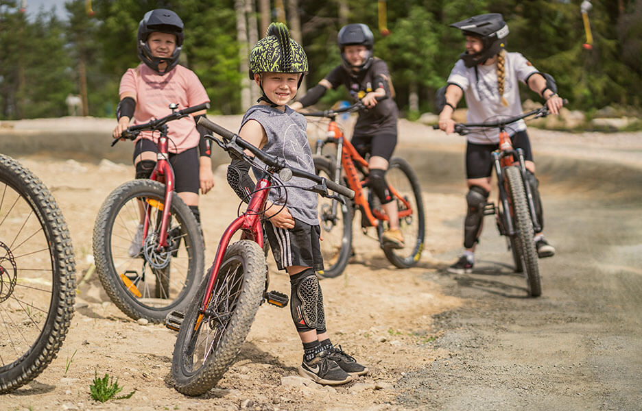 Alamäki sopii ihan kaikille. Tahko Mini Mountain innostaa kaiken ikäiset ja kokoiset alamäkipyöräilyyn.