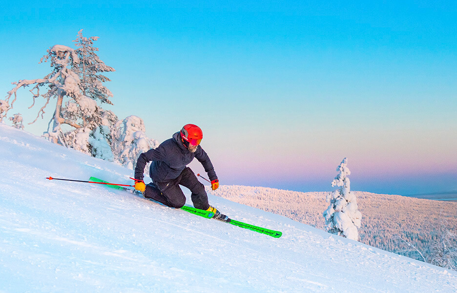 Telemark-käännös, kauneinta tuntureilla? Pyhän hiihtokoulun opettaja ja telemark-maajoukkueen ex-laskija Niki Juurinen näyttää esimerkkiä.