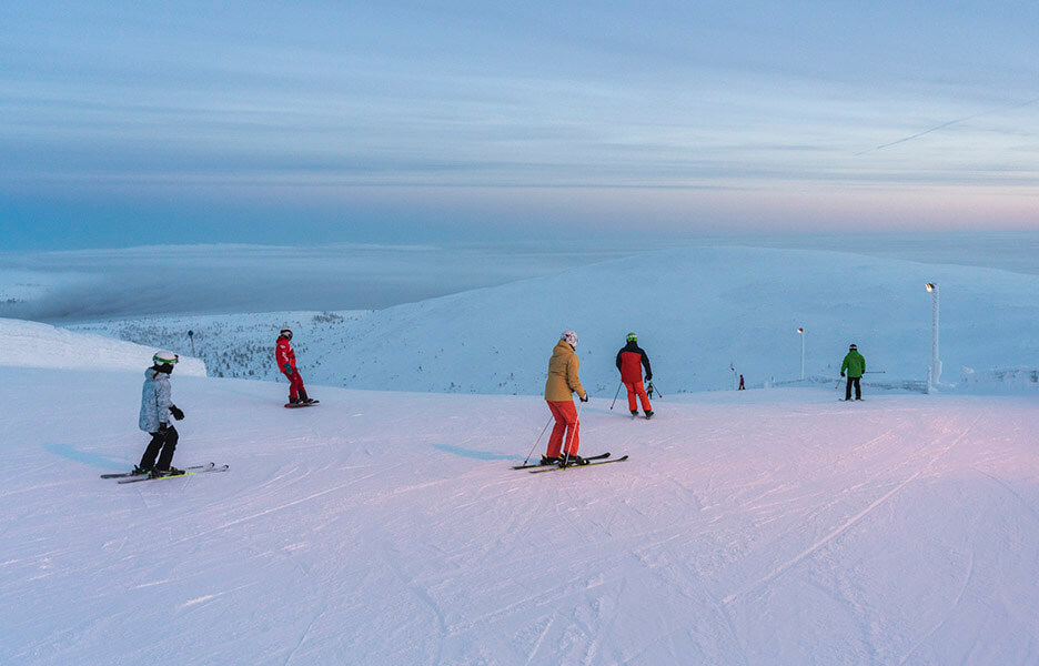 Alhaalla kylässä kylmää, jopa usvaista, mutta ylhäällä Yllästunturissa on samaan aikaan ihana laskusää. Kuva: Esko Liukas