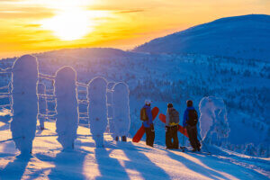 Töihin hiihtokeskukseen. Kuvassa työntekijät vapaapäivänä suuntaamassa vapaalaskuretkelle tunturiin.