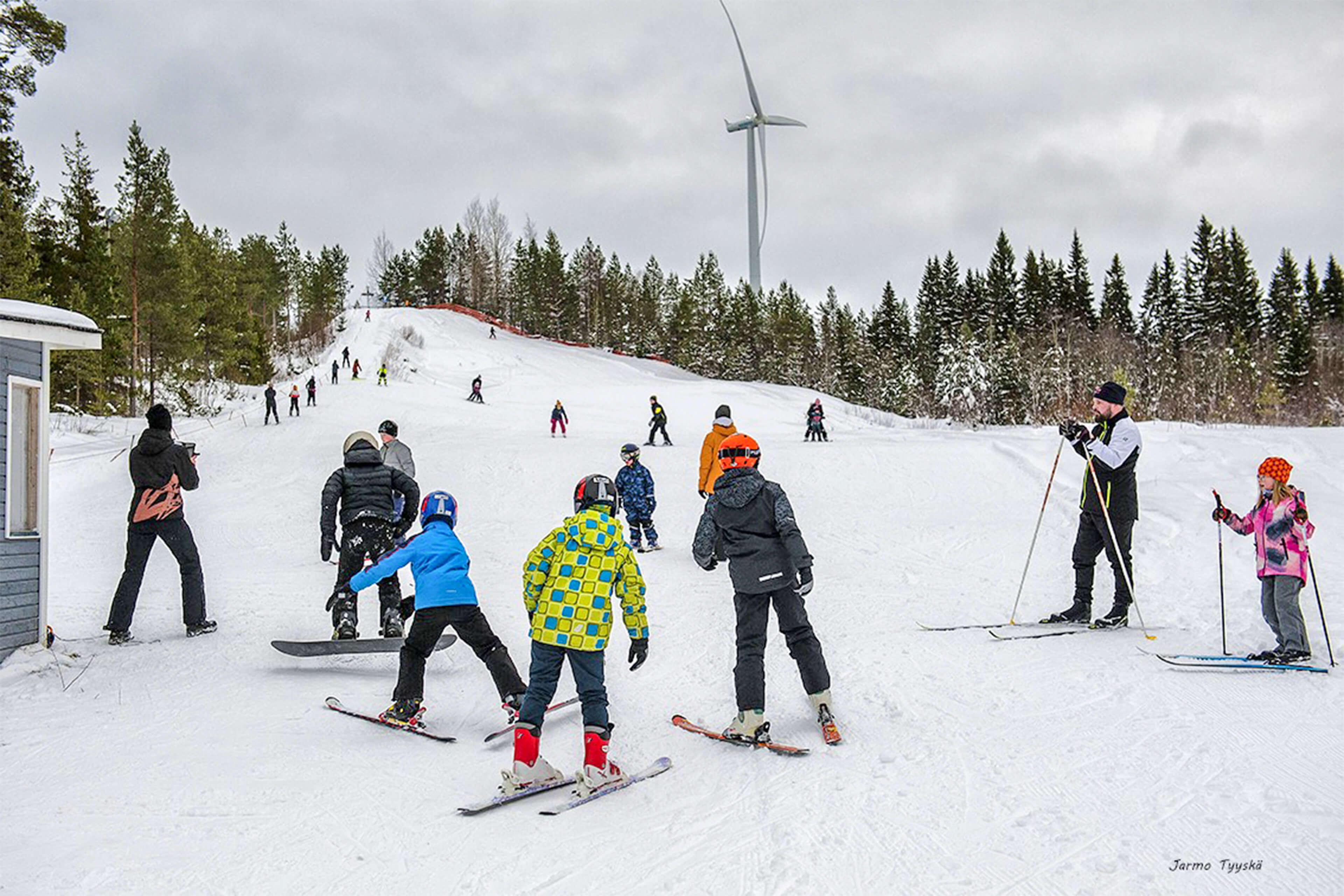 Laskijoita Ristivuoren laskettelurinteessä Merijärvellä.