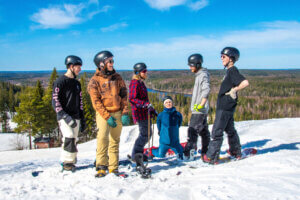 Hiihtokeskukset on laajalti auki pääsiäisenä. Luvassa on lunta ja iloisia hetkiä laskukavereiden kanssa.