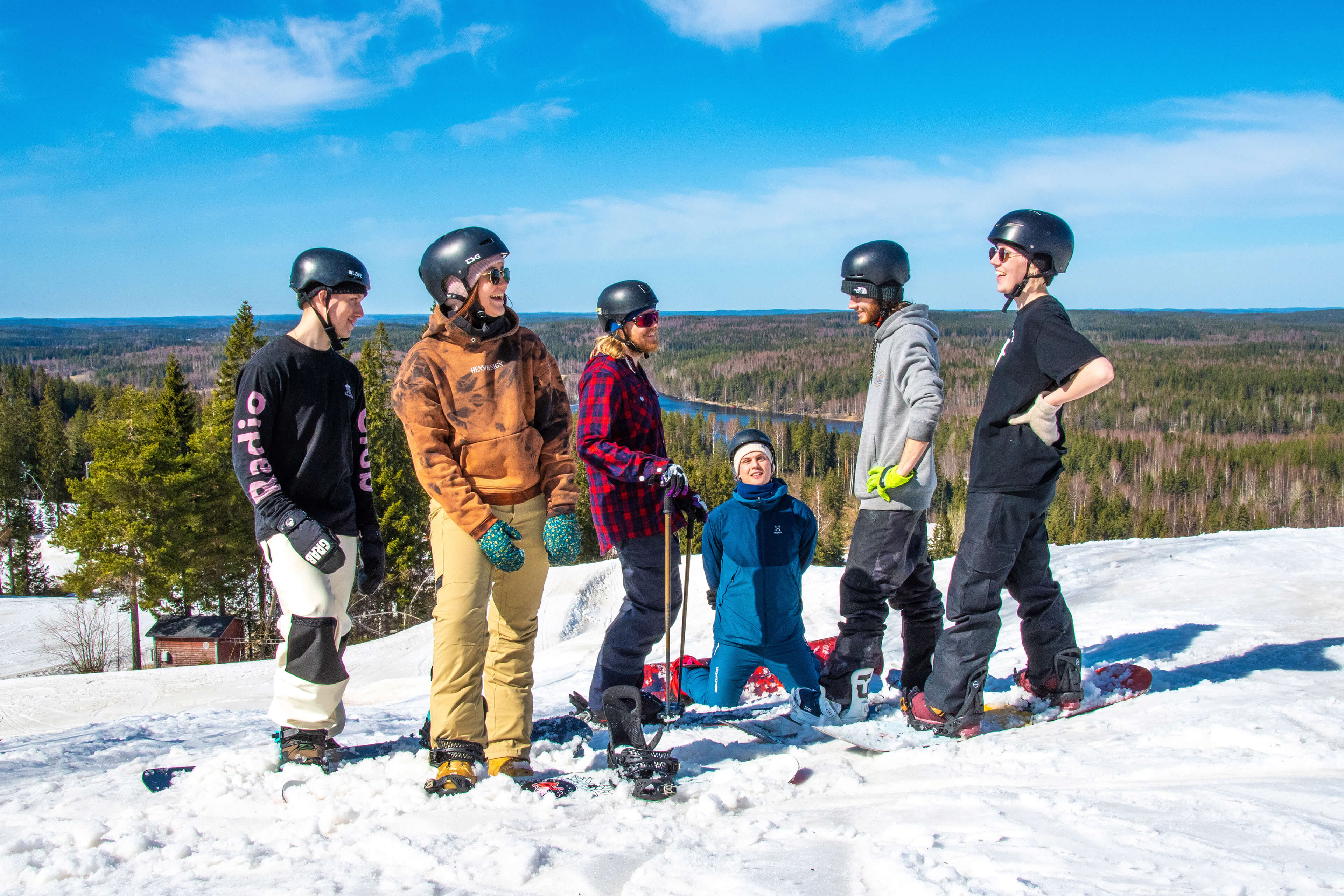 Hiihtokeskukset on laajalti auki pääsiäisenä. Luvassa on lunta ja iloisia hetkiä laskukavereiden kanssa.