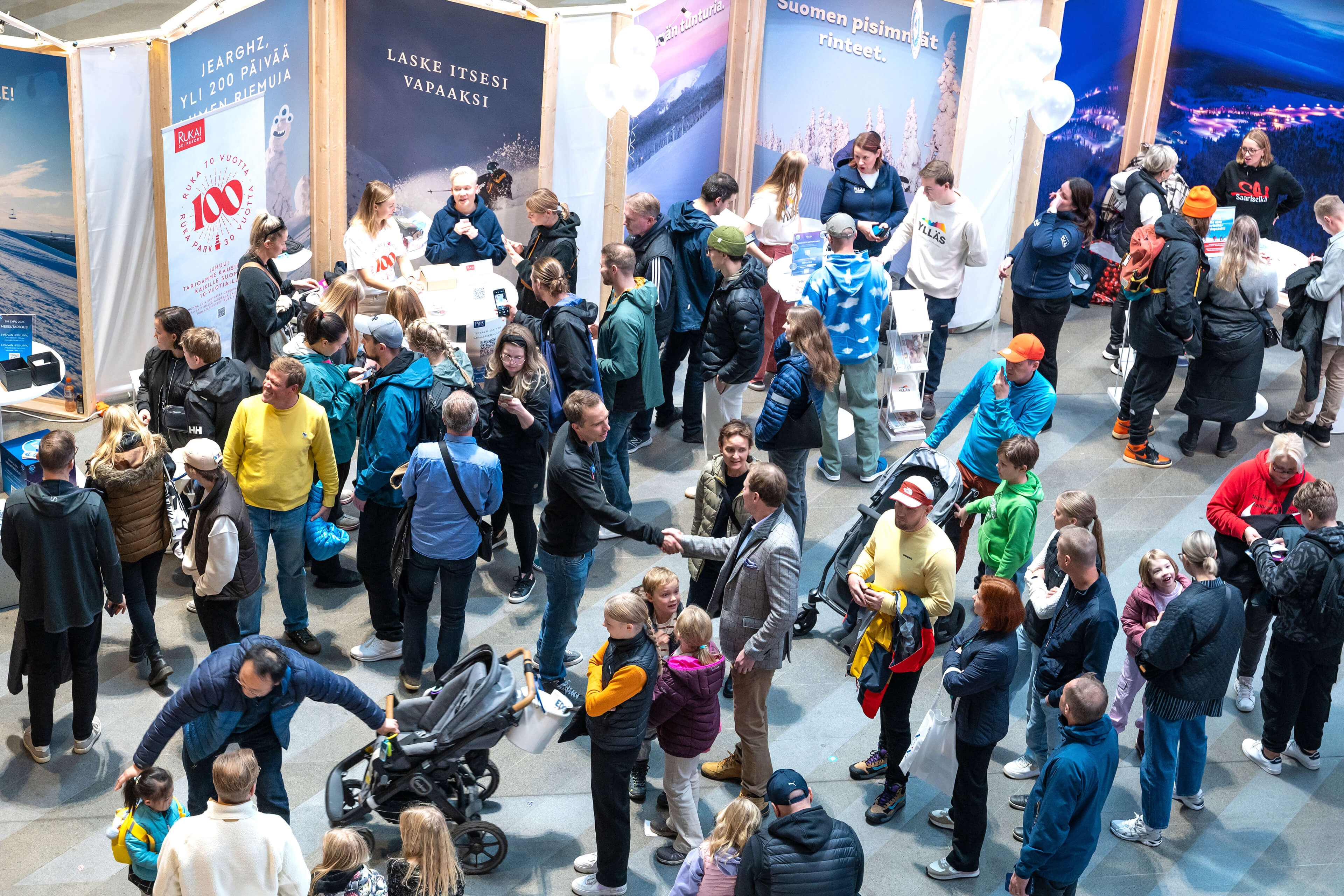 Ihmisiä Skiexpo-tapahtumassa.